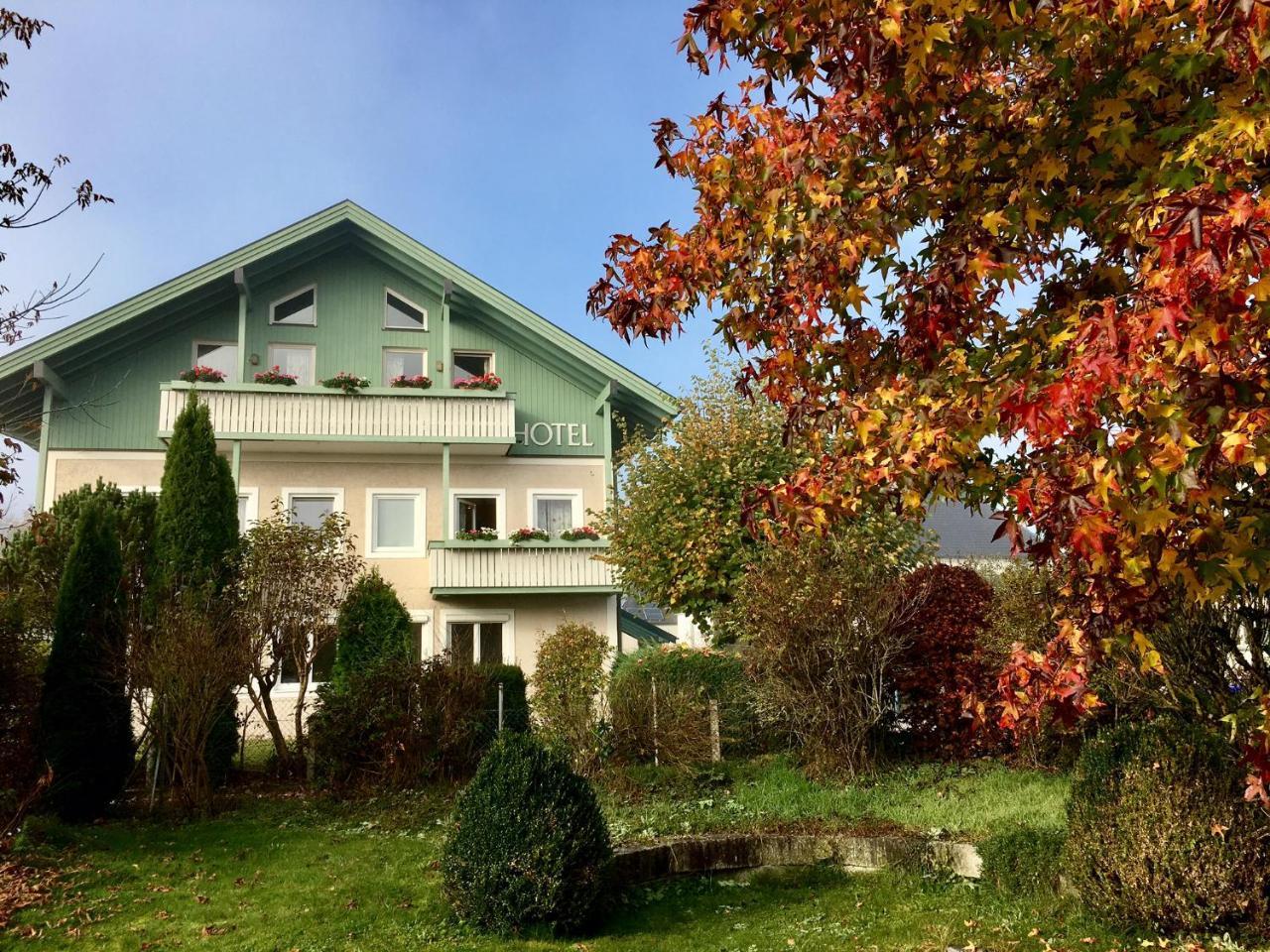 Gartenhotel Salzach Бургхаузен Екстериор снимка